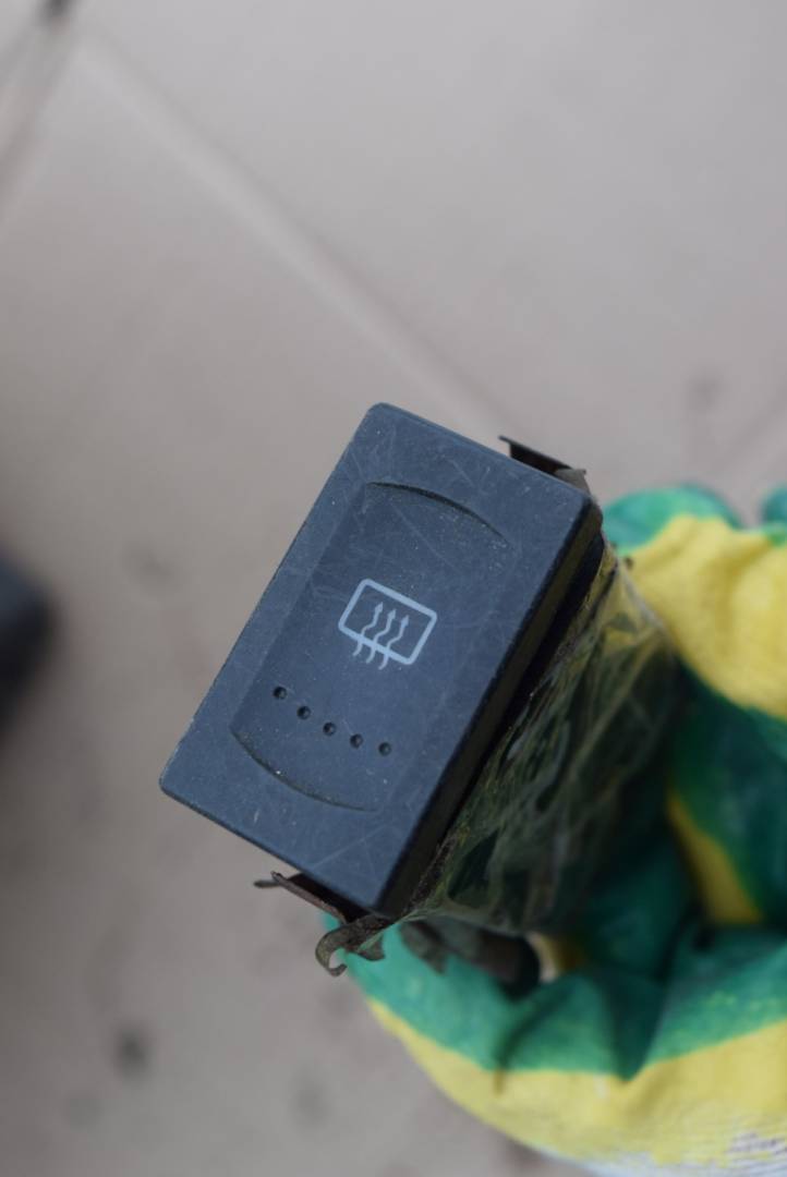 кнопка обогрева заднего стекла Volkswagen Passat B5 1998, 1.9 л., дизель, МКПП, седан - фото №1