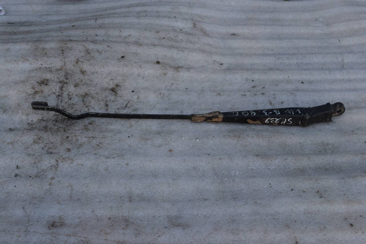 щеткодержатель (поводок стеклоочистителя, дворник) Volkswagen Passat B3 1992, 1.8 л., бензин, МКПП, универсал, 357955410 - фото №1
