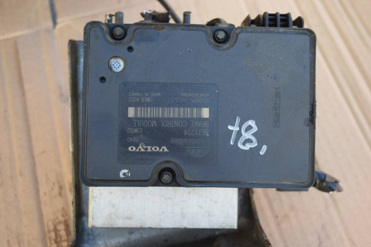 блок ABS Volvo V70 2 поколение 2003, 2.4 л., Ti, B 5244 T3, бензин, МКПП, универсал, передний привод, 8671224, 5WK84002, 08671223 - фото №1