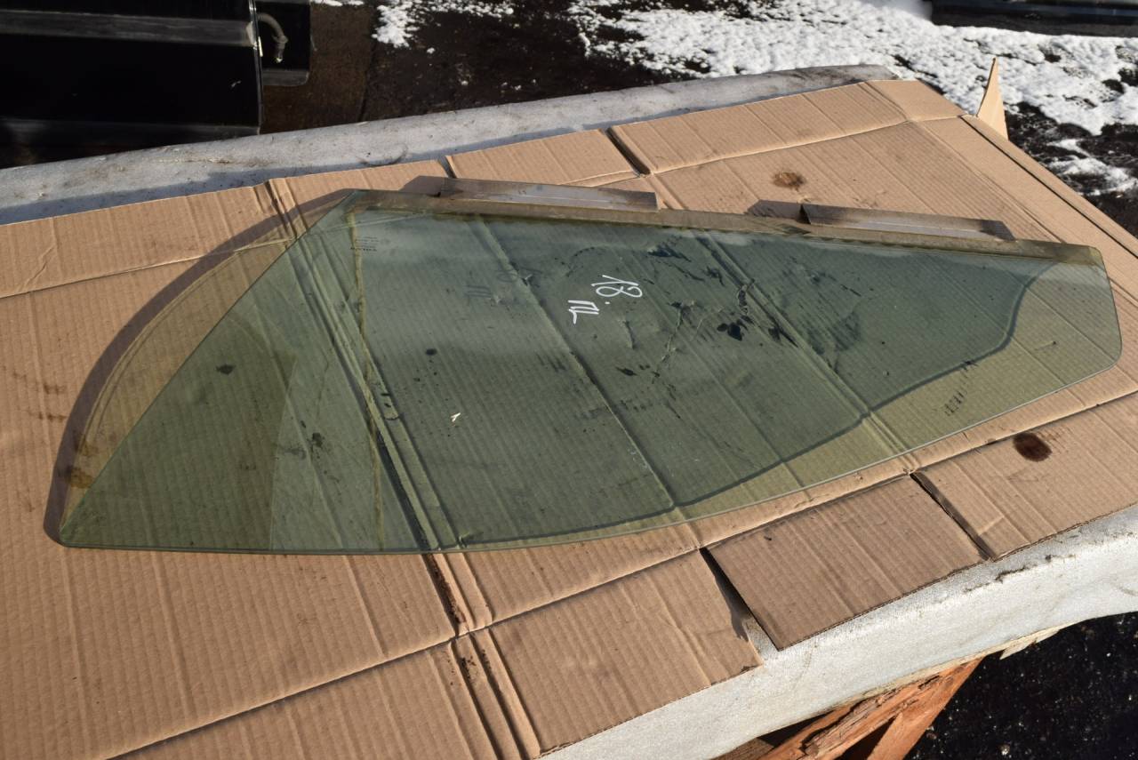 стекло двери передней левой Volvo V70 2 поколение 2003, 2.4 л., Ti, B 5244 T3, бензин, МКПП, универсал, передний привод - фото №1