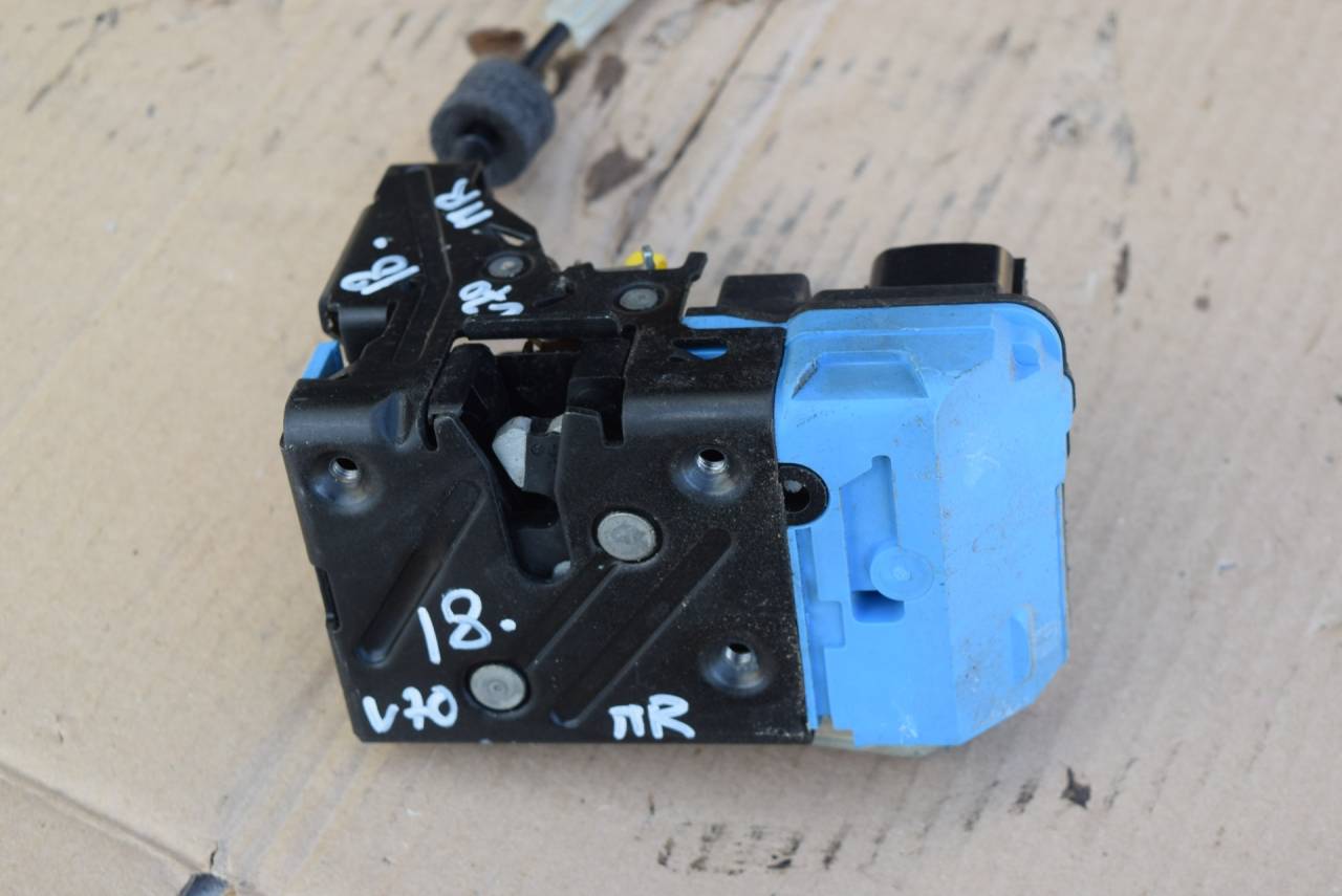 замок двери передней правой Volvo V70 2 поколение 2003, 2.4 л., Ti, B 5244 T3, бензин, МКПП, универсал, передний привод, 8650546 - фото №1