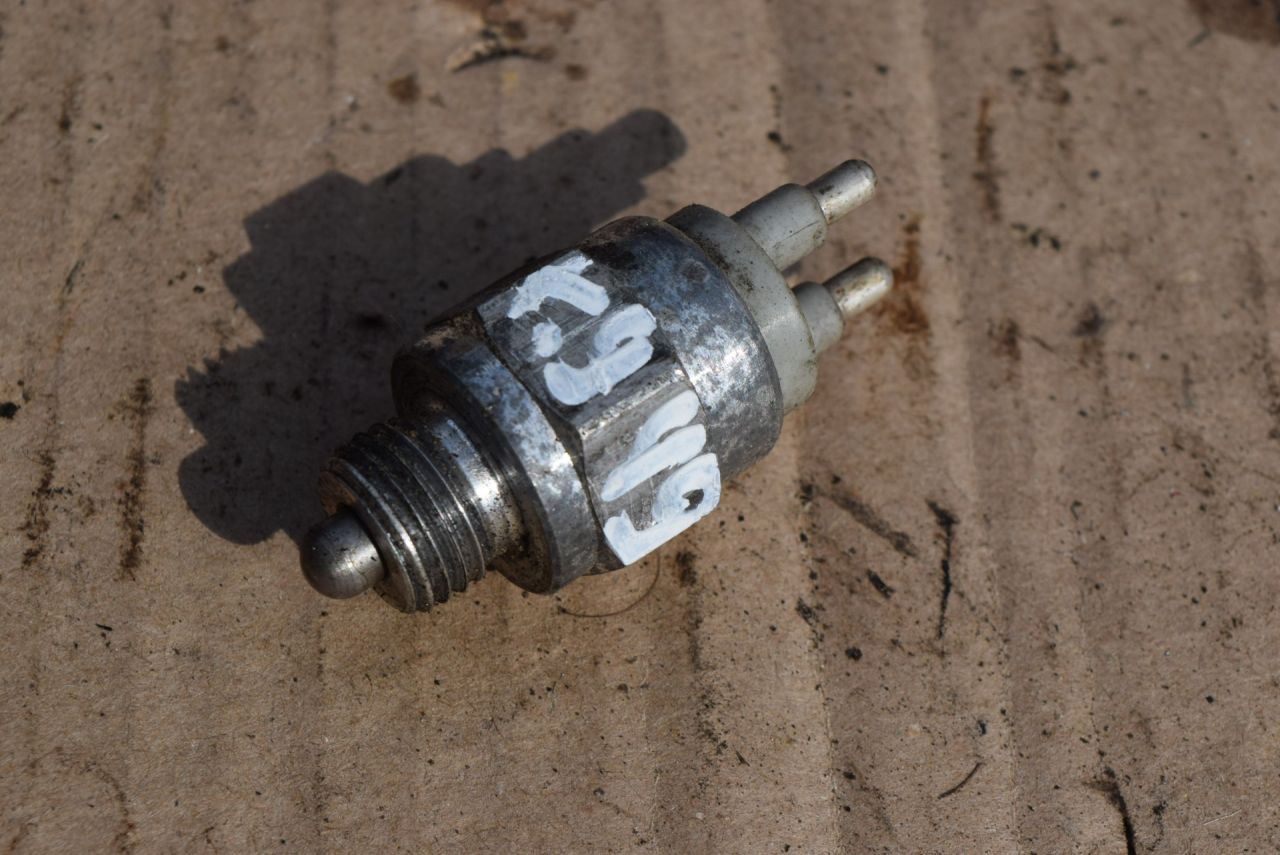 датчик заднего хода (лягушка) Volvo S80 1 поколение 2002, 2.4 л., i, B 5244 S2, бензин, МКПП, седан, 9442728 - фото №1