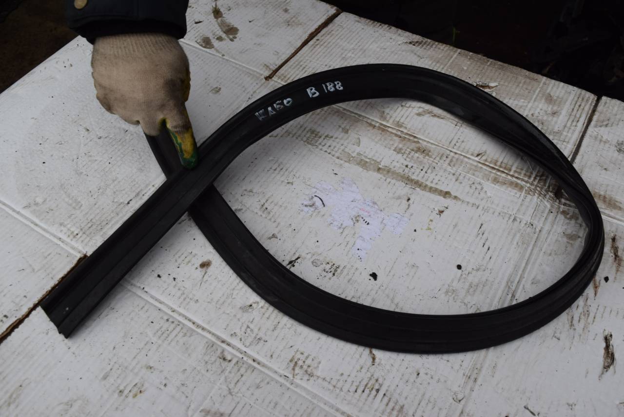 уплотнитель жабо Volvo XC60 1 поколение 2009, 2.4 л., D5, D 5244 T10, дизель, АКПП, полный подключаемый привод - фото №1