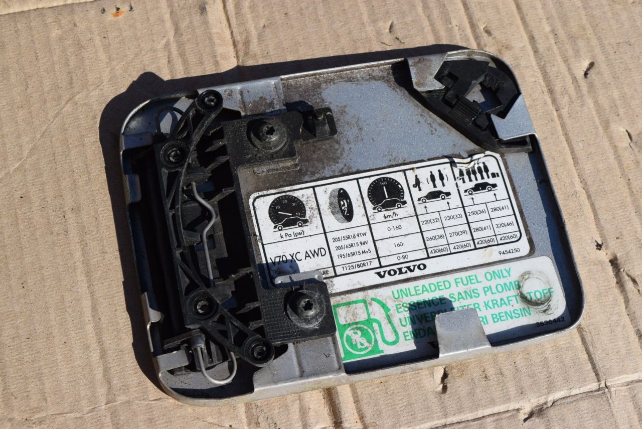 лючок топливного бака Volvo XC70 1 поколение 1999, 2.4 л., Ti, B 5244 T, бензин, АКПП, универсал, полный подключаемый привод - фото №1