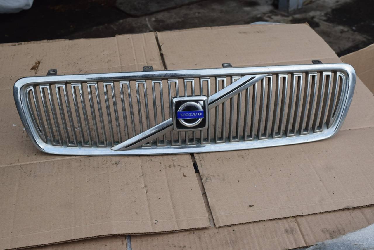 решетка радиатора Volvo V70 2 поколение 2003, 2.4 л., Ti, B 5244 T3, бензин, МКПП, универсал, передний привод, 8659875 - фото №1
