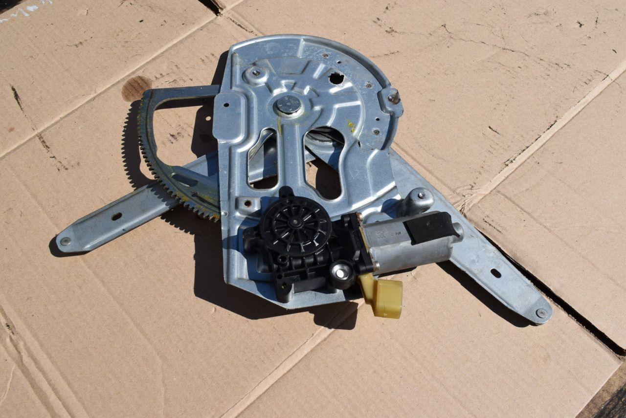 стеклоподъемник электрический передний правый Volvo V70 2 поколение 2004, 2.4 л., D5, D 5244 T, дизель, АКПП, универсал, передний привод - фото №1