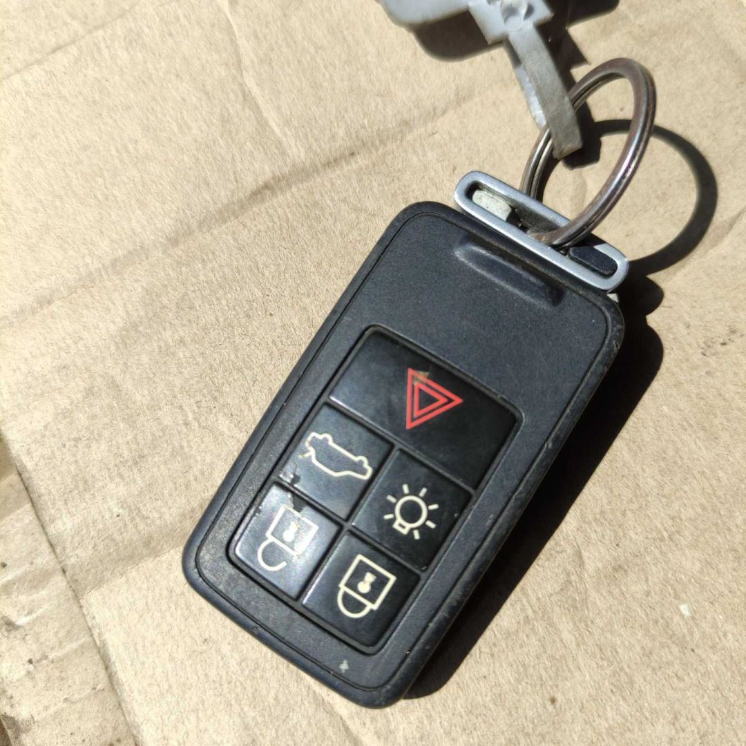 ключ Volvo XC60 1 поколение 2009, 2.4 л., D5, D 5244 T10, дизель, АКПП, полный подключаемый привод, 8676873, 5WK49264 - фото №1