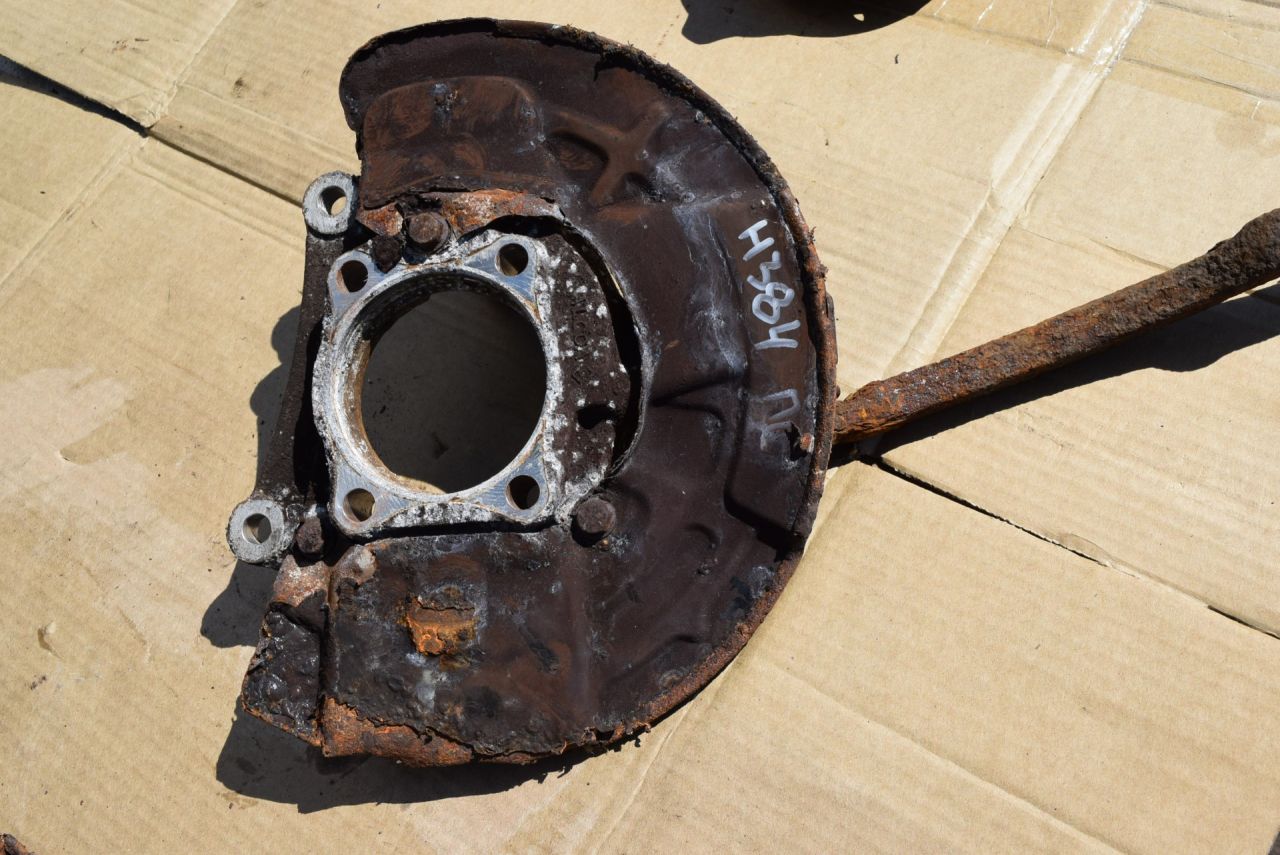 кулак поворотный левый Volvo XC70 2 поколение 2002, 2.5 л., Ti, B 5254 T2, бензин, МКПП, универсал, полный подключаемый привод, 9461943 - фото №1