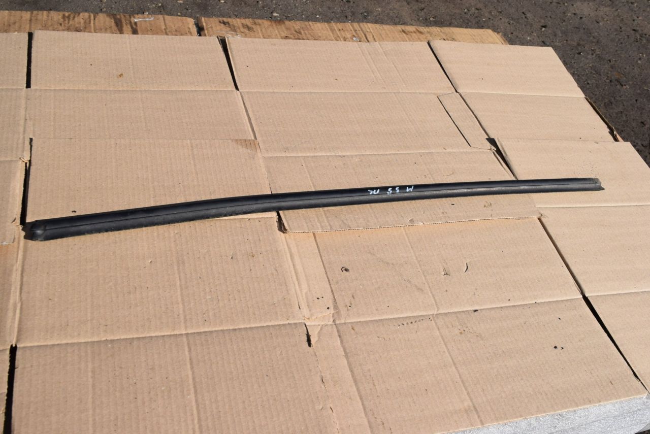 молдинг стекла Volvo XC70 1 поколение 1999, 2.4 л., Ti, B 5244 T, бензин, АКПП, универсал, полный подключаемый привод - фото №1