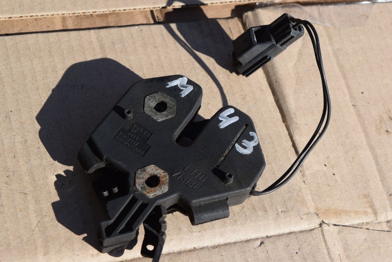 замок капота Volvo XC90 1 поколение 2004, 2.9 л., бензин, АКПП, внедорожник 5 дв., правый руль, 9483765 - фото №1