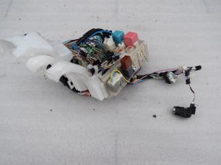 блок реле Toyota Yaris XP9 2008, 1.4 л., D-4D, 1ND-TV, дизель, МКПП, хетчбэк 5 дв., передний привод, 8273052700