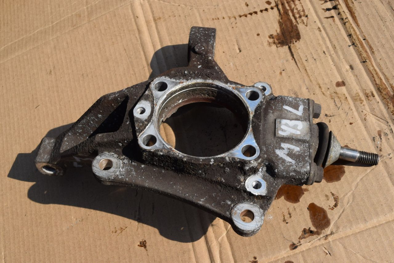 кулак поворотный левый Volvo XC70 2 поколение 2002, 2.4 л., Ti, B 5244 T3, бензин, АКПП, универсал, полный подключаемый привод, 9461943 - фото №1