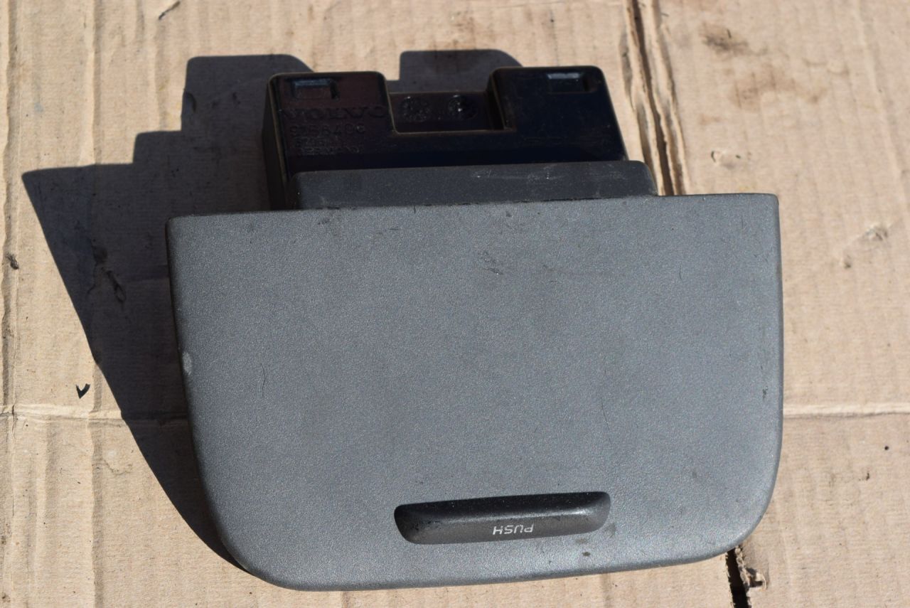 пепельница Volvo XC70 1 поколение 1999, 2.4 л., Ti, B 5244 T, бензин, АКПП, универсал, полный подключаемый привод, 9158406 - фото №1