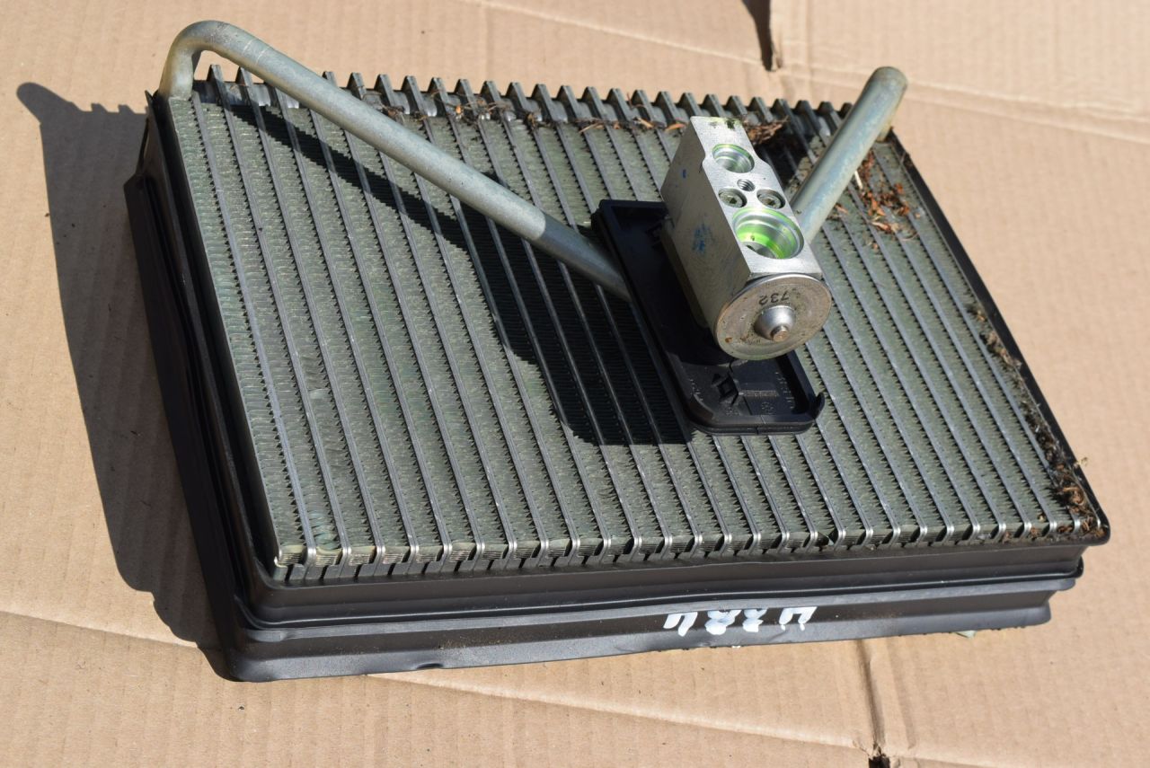 радиатор кондиционера Volvo XC70 2 поколение 2002, 2.5 л., Ti, B 5254 T2, бензин, МКПП, универсал, полный подключаемый привод - фото №1