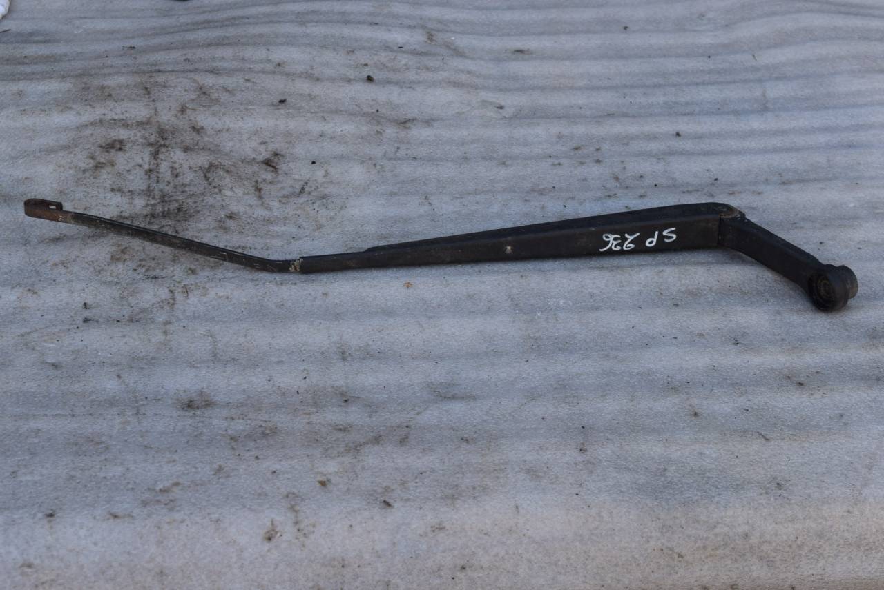 щеткодержатель (поводок стеклоочистителя, дворник) Hyundai Solaris 1 поколение 2013, 1.4 л., бензин, МКПП - фото №1