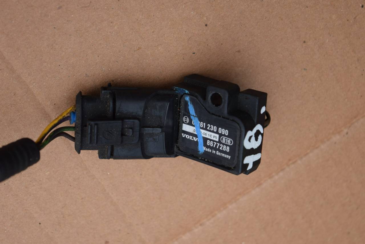 датчик абсолютного давления Volvo V70 2 поколение 2003, 2.4 л., Ti, B 5244 T3, бензин, МКПП, универсал, передний привод, 0261230090, 8677288 - фото №1