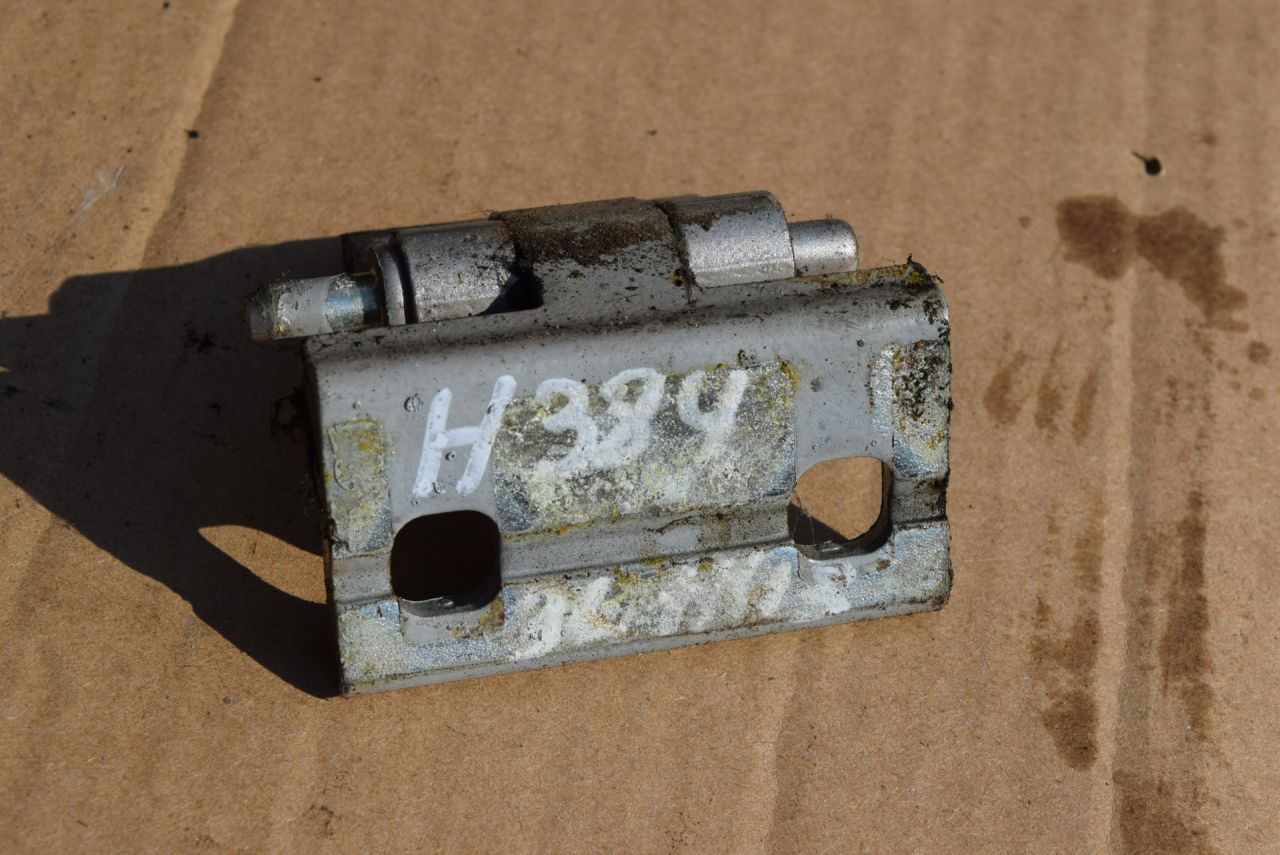 петля двери Volvo XC70 2 поколение 2002, 2.5 л., Ti, B 5254 T2, бензин, МКПП, универсал, полный подключаемый привод - фото №1