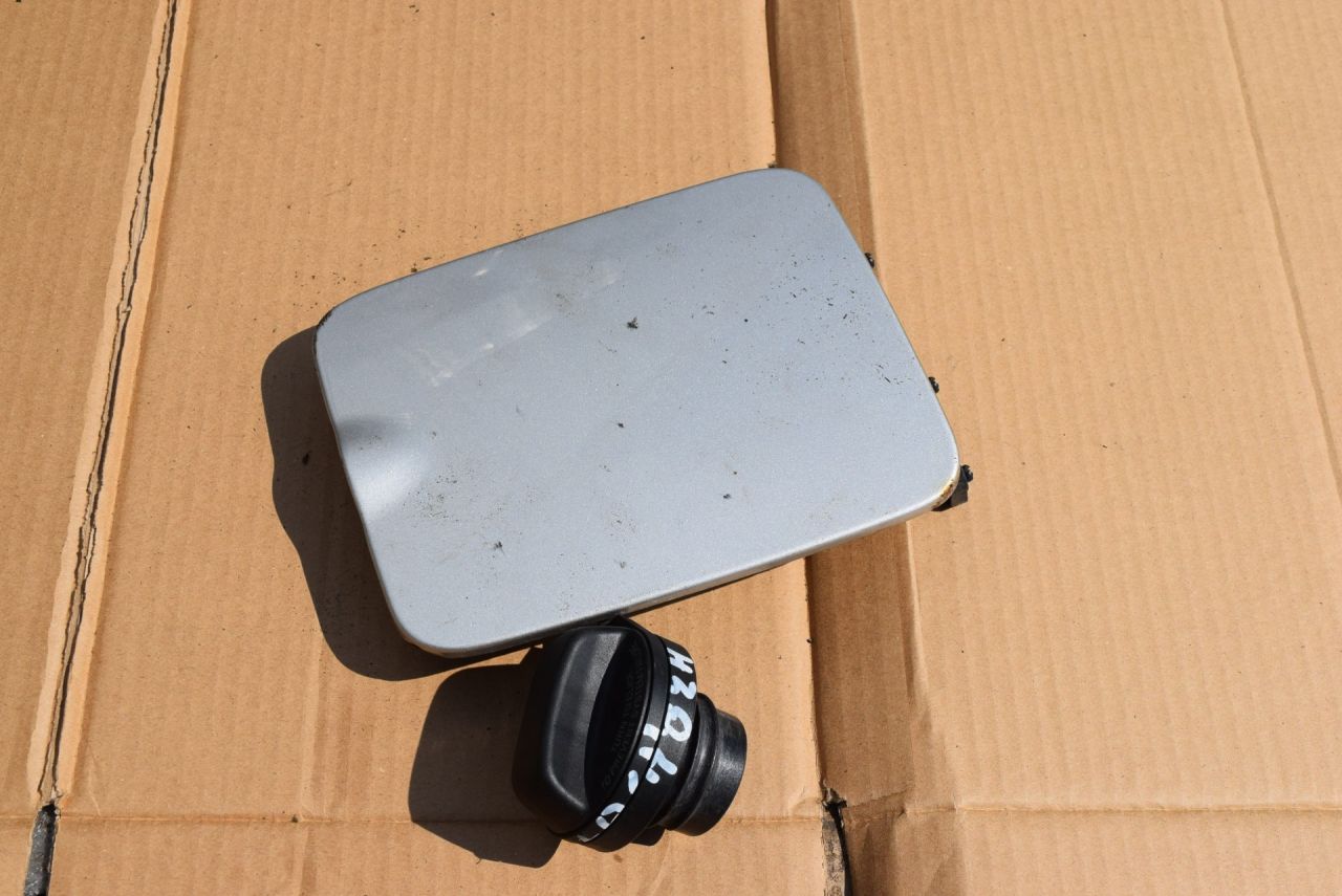 лючок топливного бака Volvo XC70 2 поколение 2002, 2.5 л., Ti, B 5254 T2, бензин, МКПП, универсал, полный подключаемый привод - фото №1