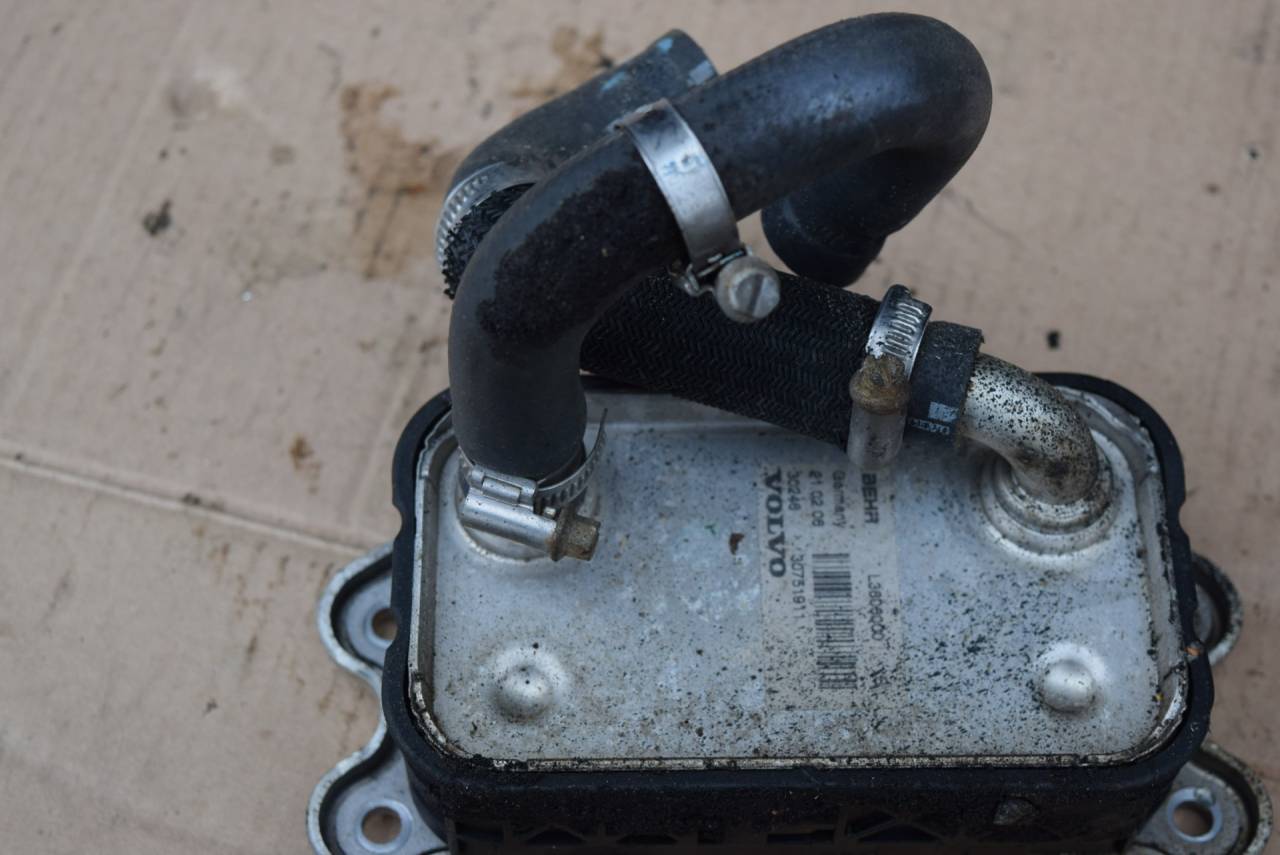 радиатор масляный Volvo S40 2 поколение 2006, 2.4 л., i, B 5244 S5, бензин, АКПП, седан, 30751911 - фото №1