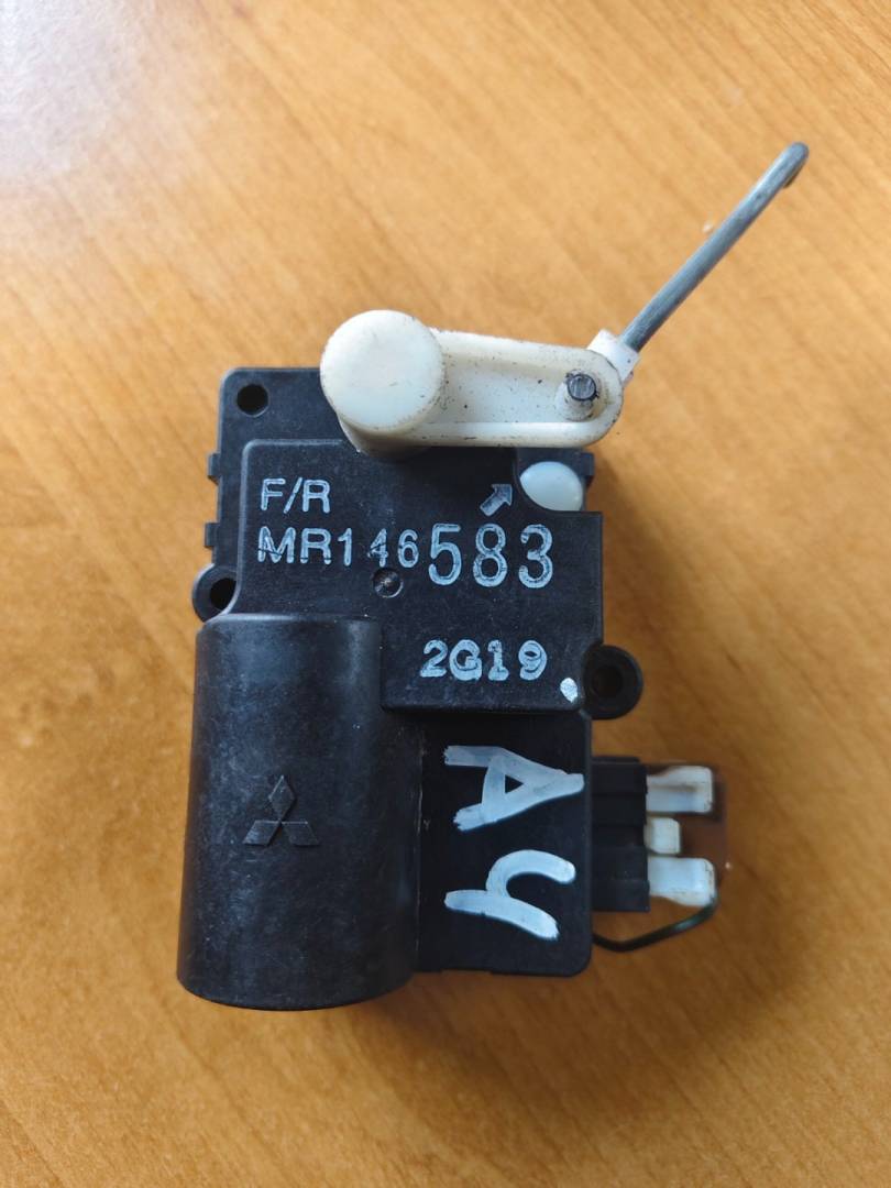 моторчик заслонки печки Volvo V40 1 поколение 1998, 1.9 л., Ti, B 4194 T, бензин, МКПП, красный, универсал, передний привод, MR146583 - фото №1