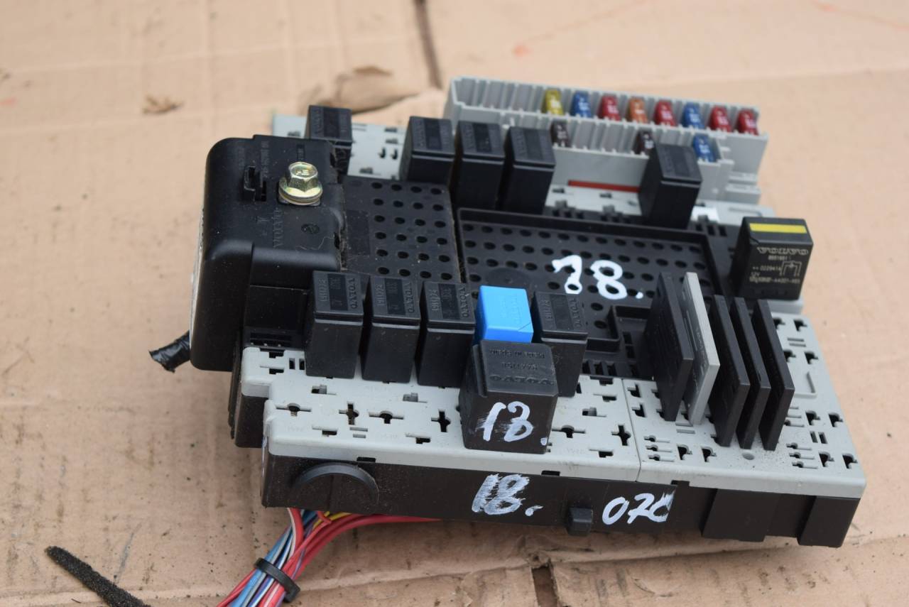 блок предохранителей Volvo V70 2 поколение 2003, 2.4 л., Ti, B 5244 T3, бензин, МКПП, универсал, передний привод, 08696098 - фото №1