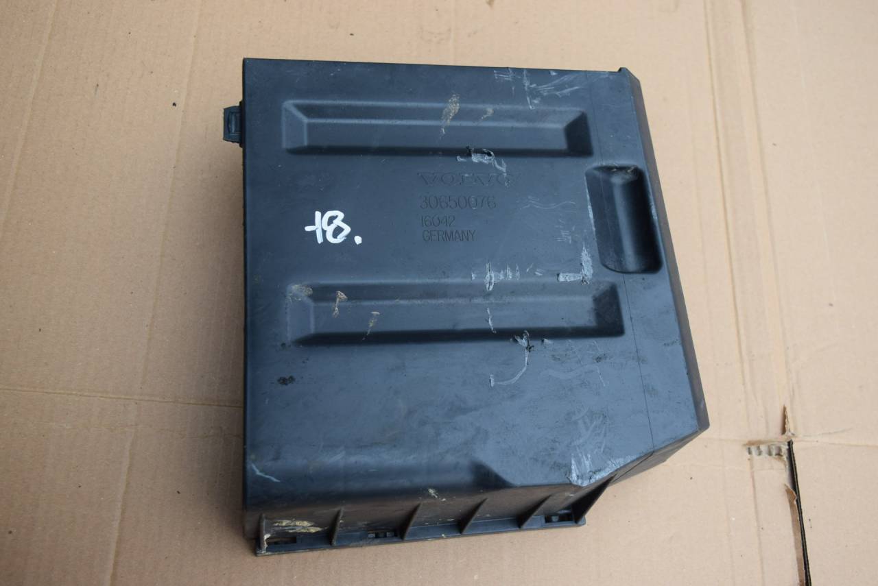 корпус воздушного фильтра Volvo V70 2 поколение 2003, 2.4 л., Ti, B 5244 T3, бензин, МКПП, универсал, передний привод, 30650076 - фото №1