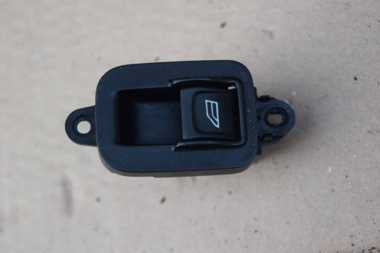 кнопка стеклоподъемника двери задней Volvo XC60 1 поколение 2009, 2.4 л., D5, D 5244 T10, дизель, АКПП, полный подключаемый привод, 30773978 - фото №1