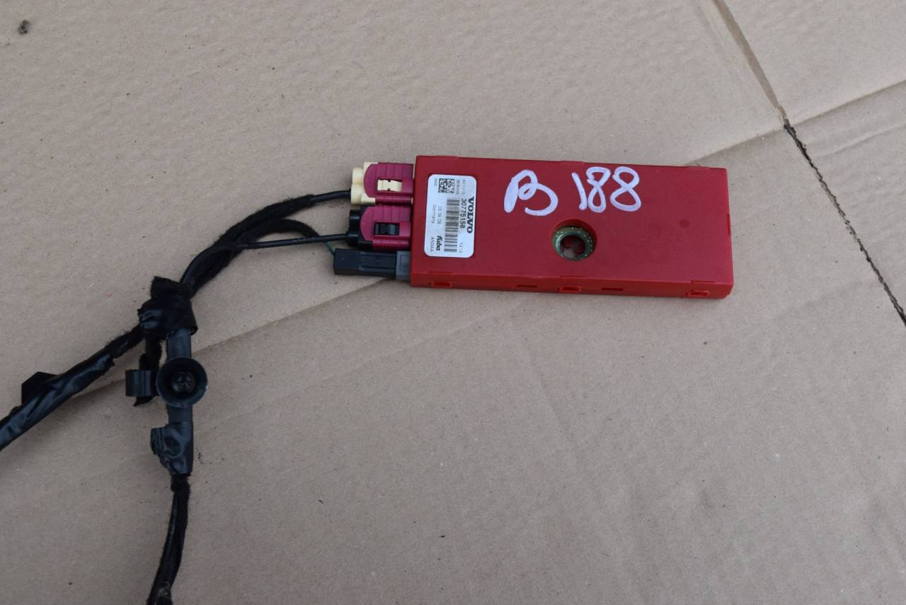 усилитель антенны Volvo XC60 1 поколение 2009, 2.4 л., D5, D 5244 T10, дизель, АКПП, полный подключаемый привод, 30775158 - фото №1