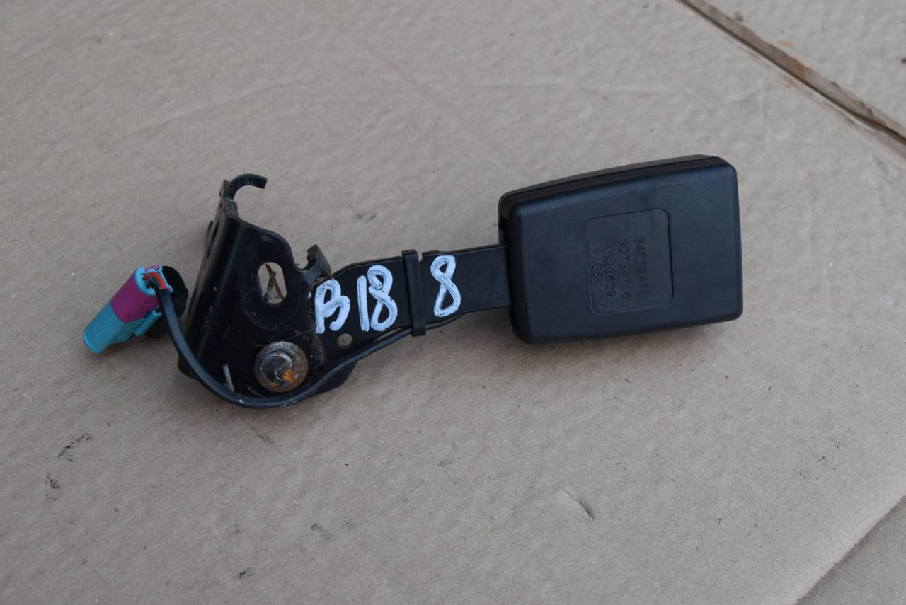 замок ремня безопасности Volvo XC60 1 поколение 2010, 3.2 л., бензин, АКПП, черный, универсал, 30734716 - фото №1