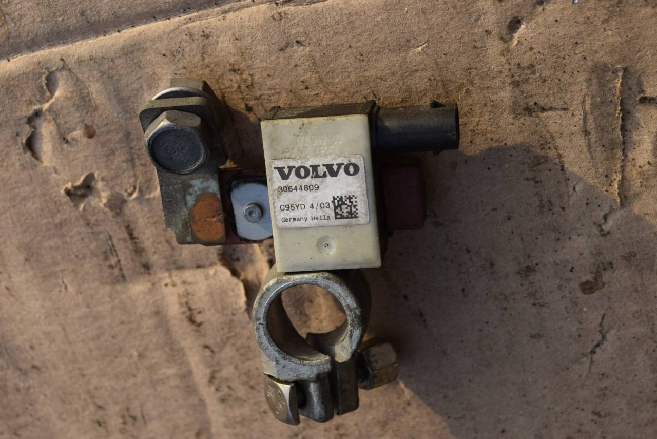 клемма аккумулятора минус Volvo V40 2 поколение 2013, 1.6 л., Ti, B 4164 T3, бензин, робот, универсал, передний привод, 30644809 - фото №1