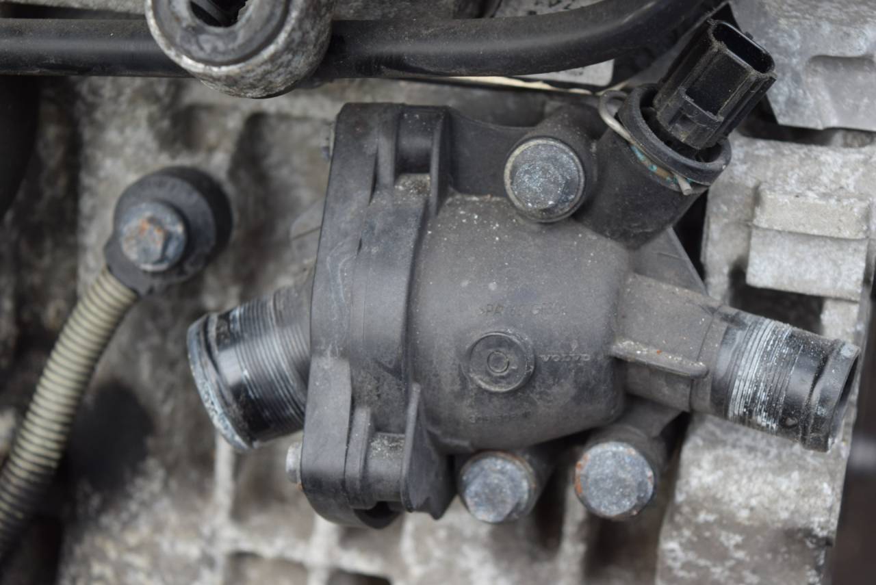 корпус термостата Volvo C30 1 поколение 2007, 2.5 л., Ti, бензин, МКПП, серый, хетчбэк 3 дв., передний привод, 31411151 - фото №1