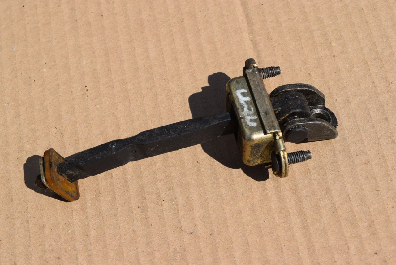 ограничитель открывания двери Ford Fiesta 5 поколение 2002, 1.4 л., дизель, МКПП, хетчбэк 5 дв. - фото №1