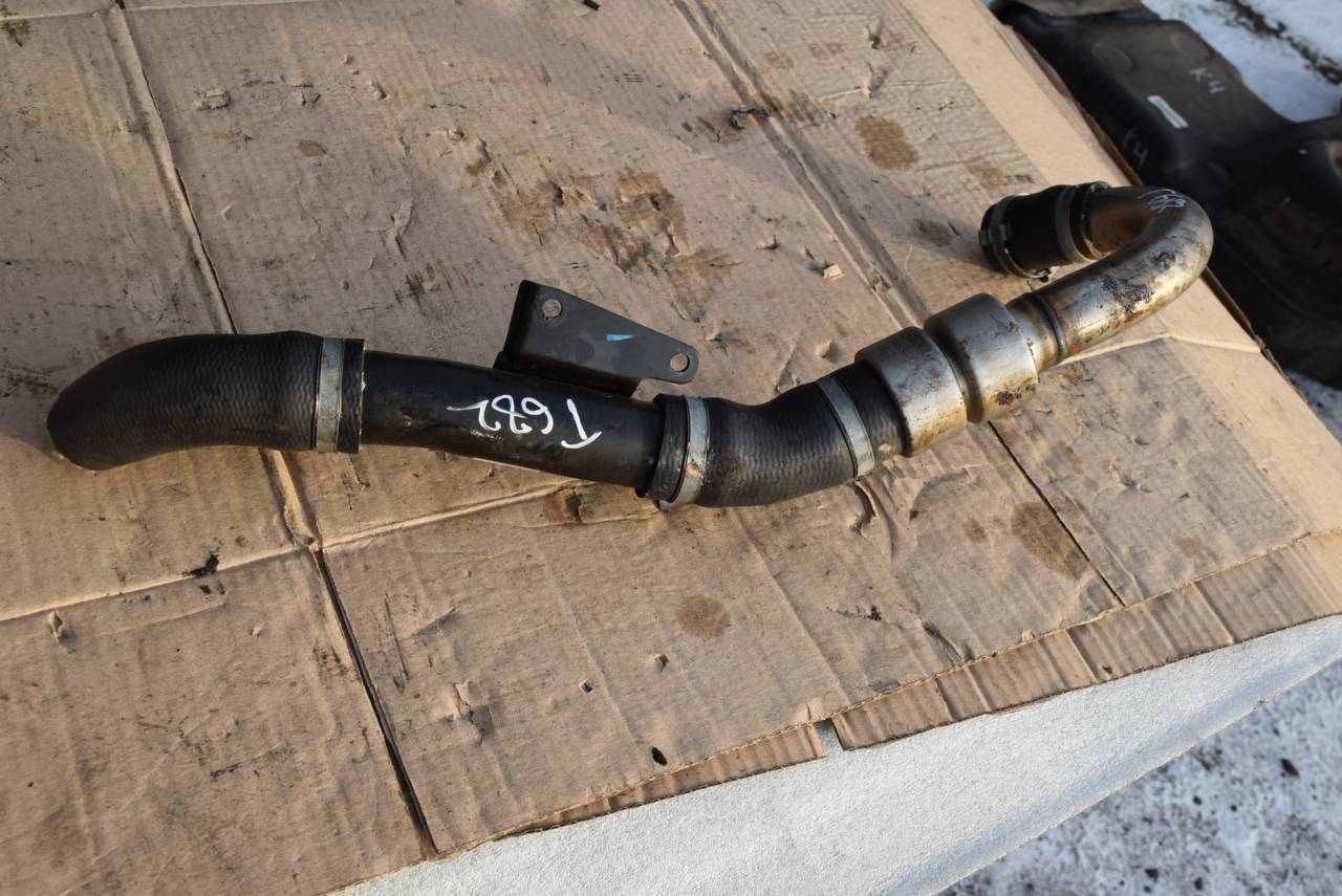 патрубок интеркулера Volvo V40 2 поколение 2013, 1.6 л., Ti, B 4164 T3, бензин, робот, универсал, передний привод - фото №1