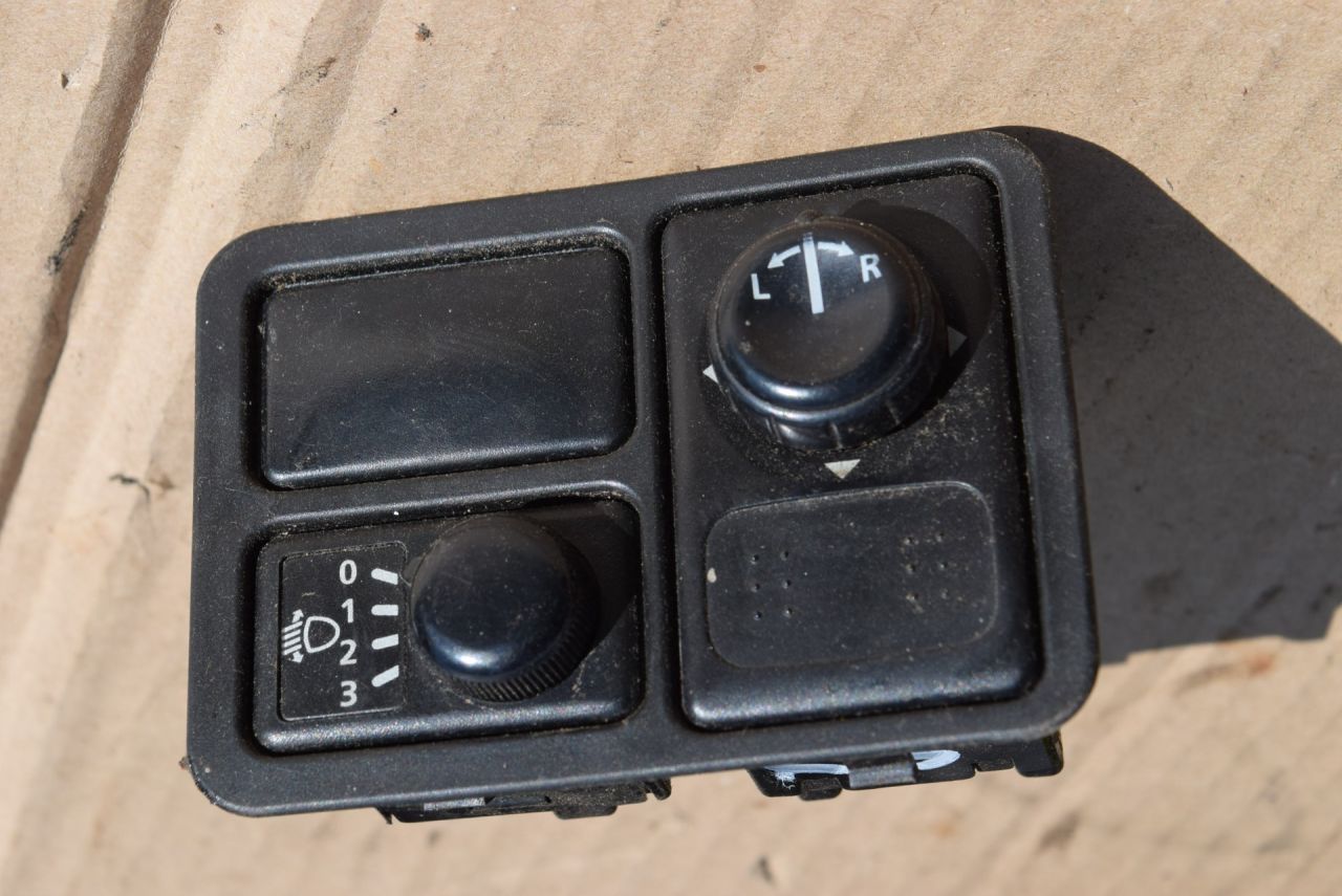 джойстик регулировки зеркал Nissan Almera Classic B10 2006, 1.6 л., i, QG16DE, бензин, МКПП, седан, передний привод - фото №1