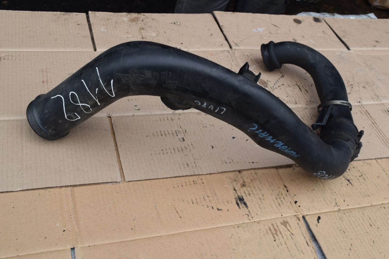 патрубок интеркулера Volvo V70 3 поколение 2008, 2.4 л., D5, D 5244 T5, дизель, АКПП, универсал, передний привод, 30741667, 30741666 - фото №1