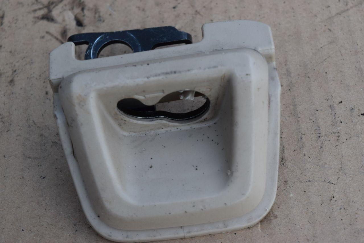 крепление шторки багажника Volvo XC70 2 поколение 2002, 2.5 л., Ti, B 5254 T2, бензин, МКПП, универсал, полный подключаемый привод, 09193489 - фото №1