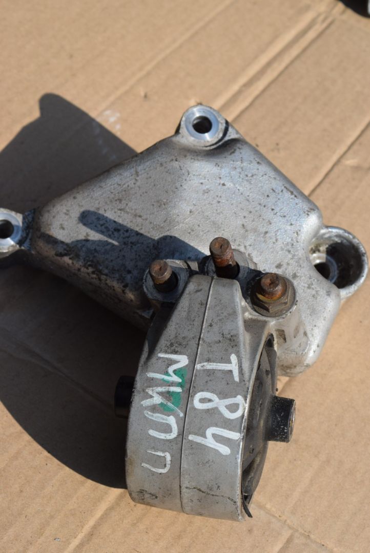 подушка крепления КПП Volvo V40 1 поколение 1998, 1.9 л., Ti, B 4194 T, бензин, МКПП, красный, универсал, передний привод, 30814380, 30611139 - фото №1