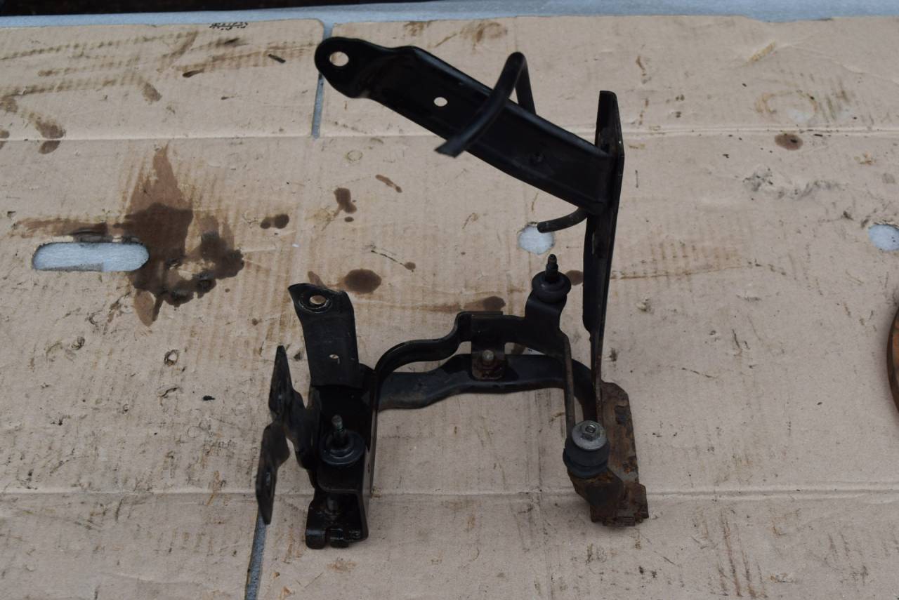 кронштейн гидроусилителя Volvo C30 1 поколение 2007, 2.5 л., Ti, бензин, МКПП, серый, хетчбэк 3 дв., передний привод, 3M513K738AC, 3M513K738BB - фото №1