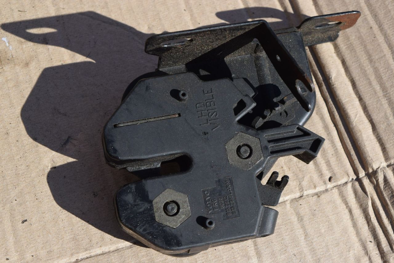 замок капота Volvo XC70 1 поколение 1999, 2.4 л., Ti, B 5244 T, бензин, АКПП, универсал, полный подключаемый привод, 9152932 - фото №1