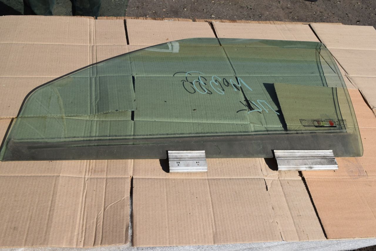 стекло двери передней левой Volvo XC70 1 поколение 1999, 2.4 л., Ti, B 5244 T, бензин, АКПП, универсал, полный подключаемый привод - фото №1