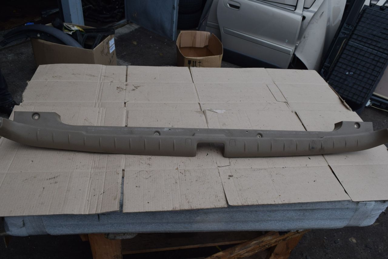 накладка внутренняя на заднюю панель кузова Volvo XC70 2 поколение 2002, 2.4 л., Ti, B 5244 T3, бензин, АКПП, универсал, полный подключаемый привод - фото №1