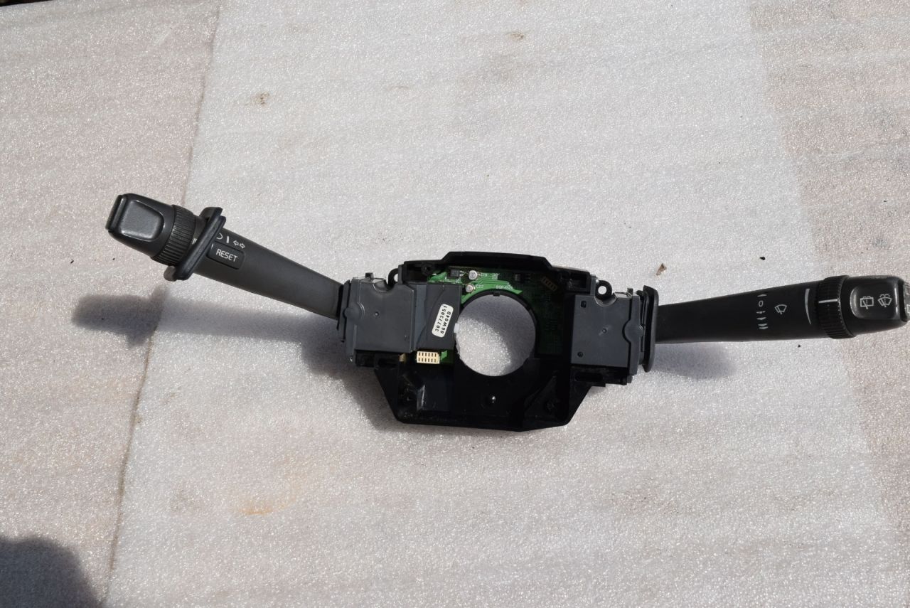 переключатель подрулевой (стрекоза) Volvo XC70 2 поколение 2002, 2.5 л., Ti, B 5254 T2, бензин, МКПП, универсал, полный подключаемый привод, 30773051 - фото №1