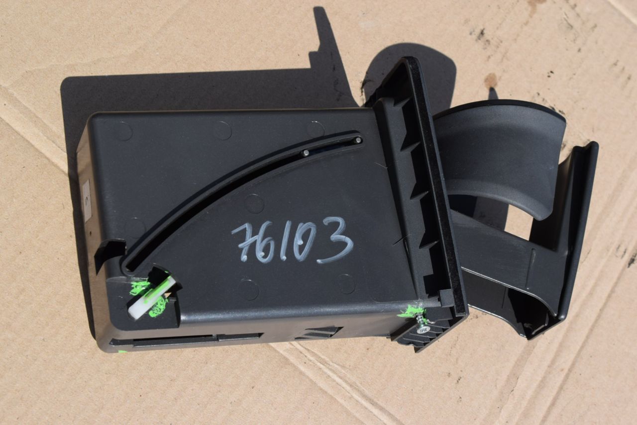 подстаканник Volvo XC70 2 поколение 2002, 2.4 л., D 5244 T, дизель, АКПП, универсал, 3409712 - фото №1