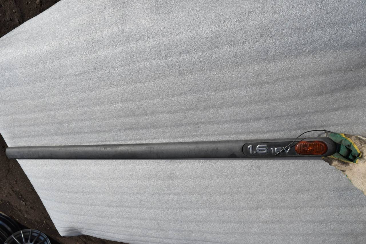 молдинг двери передней правой Renault Laguna 1 поколение 1998, 1.6 л., бензин, 7700411993 - фото №1