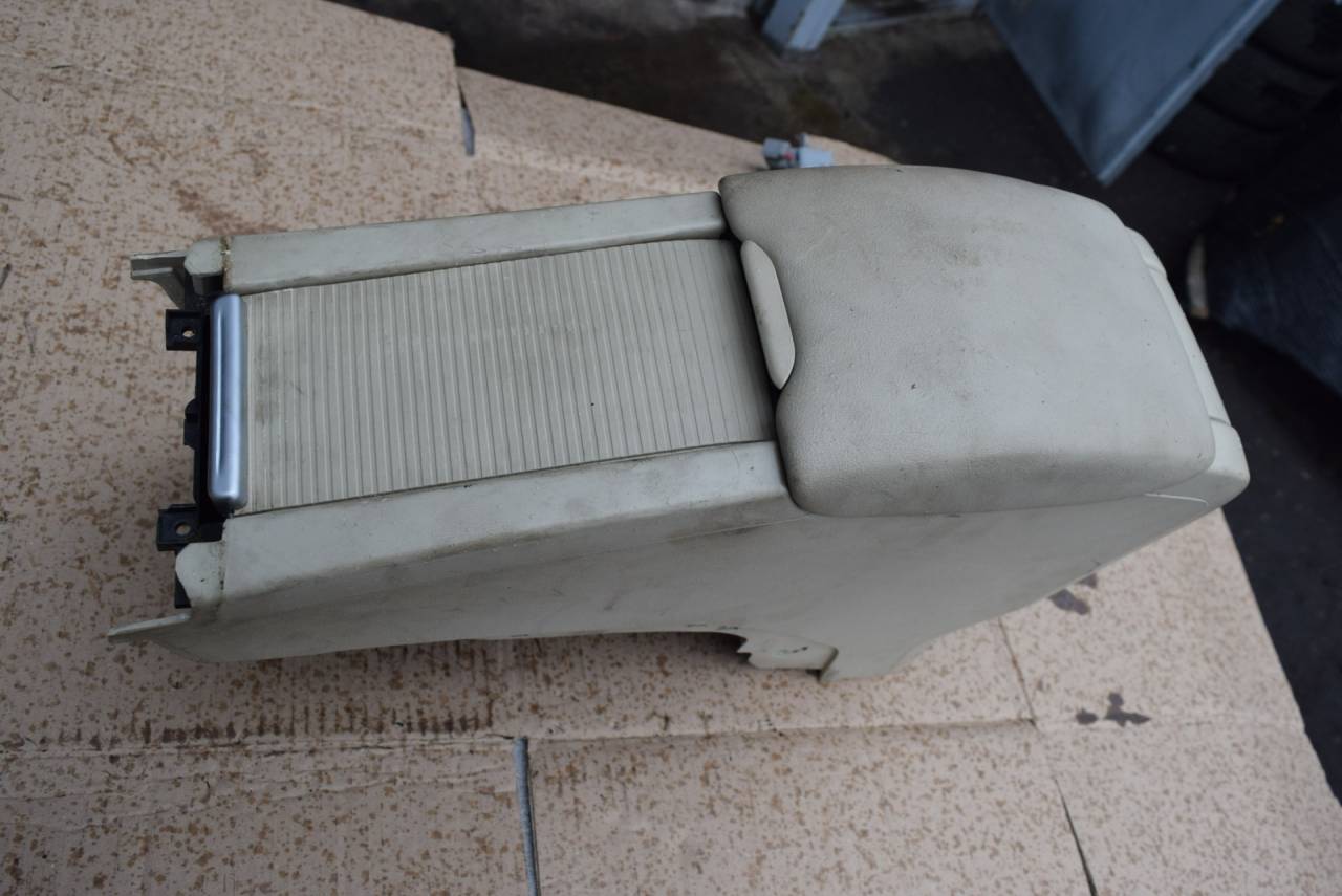 подлокотник Volvo XC60 1 поколение 2009, 2.4 л., D5, D 5244 T10, дизель, АКПП, полный подключаемый привод - фото №1