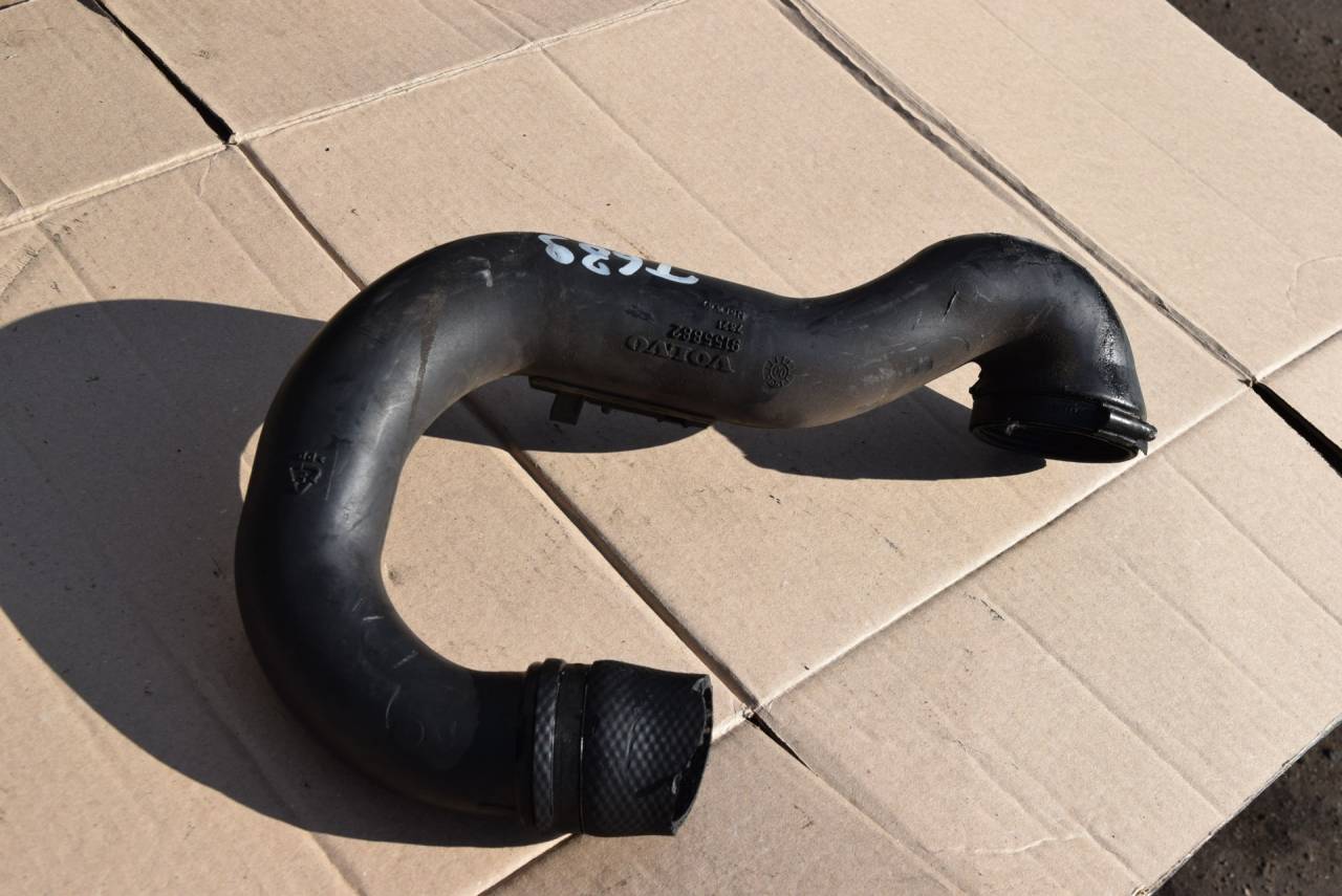 патрубок интеркулера Volvo S80 1 поколение 2001, 2.0 л., Ti, B 5204 T4, бензин, МКПП, седан, передний привод, 9155882 - фото №1