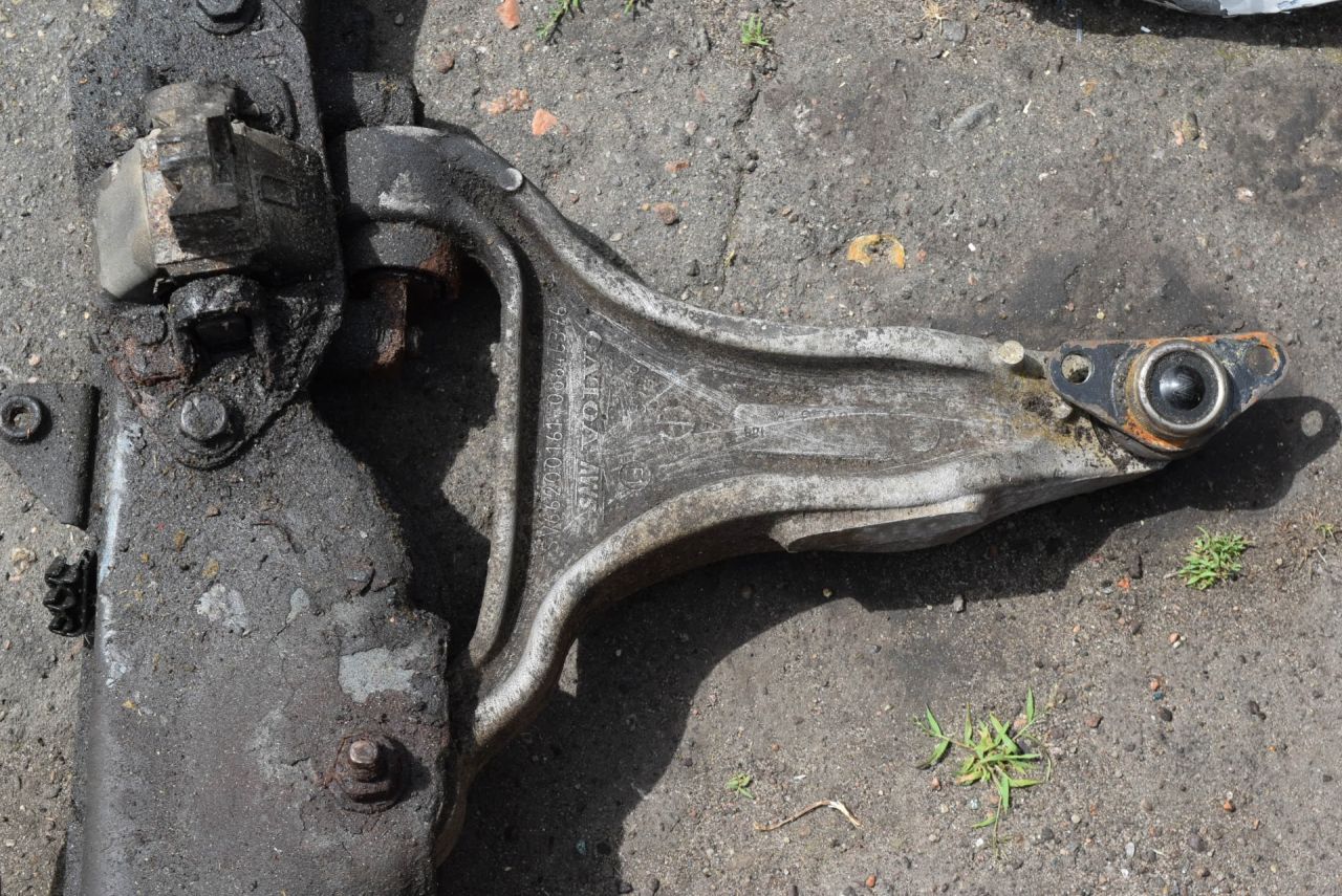 рычаг передний правый Volvo XC70 2 поколение 2002, 2.5 л., Ti, B 5254 T2, бензин, МКПП, универсал, полный подключаемый привод, 08646376 - фото №1