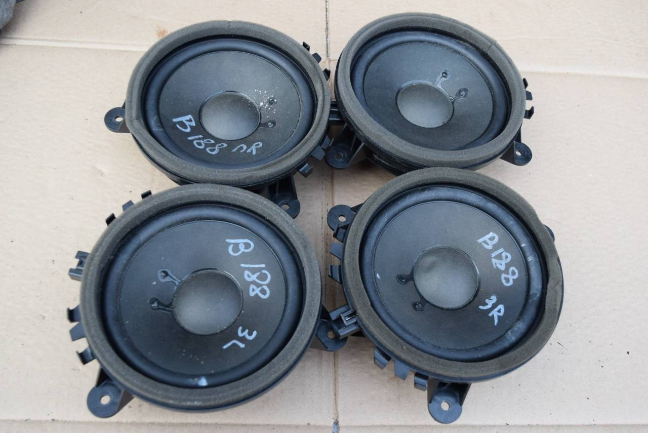 динамик двери Volvo XC60 1 поколение 2009, 2.4 л., D5, D 5244 T10, дизель, АКПП, полный подключаемый привод, 30657445 - фото №1