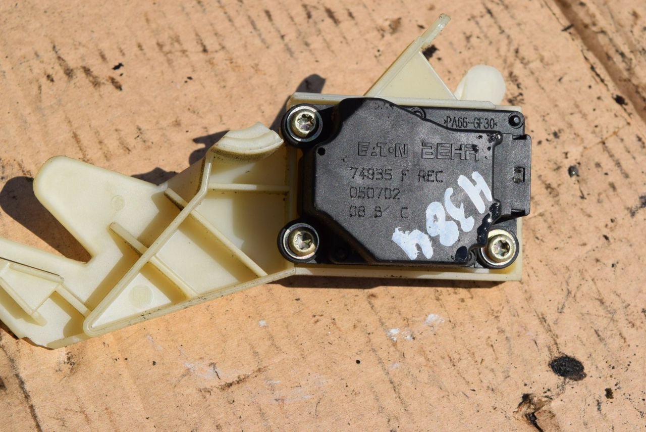 моторчик заслонки печки Volvo XC70 2 поколение 2002, 2.5 л., Ti, B 5254 T2, бензин, МКПП, универсал, полный подключаемый привод, 74935FREC - фото №1