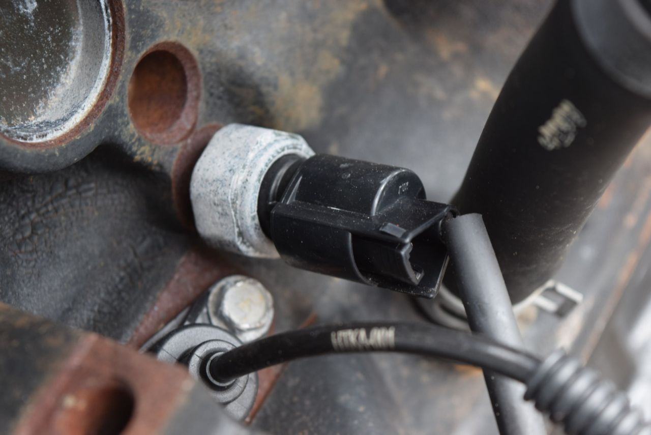 датчик давления масла Hyundai Tucson 1 поколение 2004, 2.0 л., дизель, МКПП, 9476027001 - фото №1